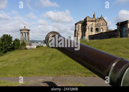 Le canon portugais, un artefact militaire historique, exposé sur Calton Hill à Édimbourg, symbolisant des liens séculaires Banque D'Images