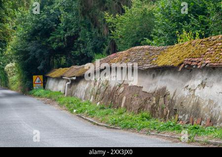 Taplow, Buckinghamshire, Royaume-Uni. 14 août 2024. Les anciens murs de l'abbaye de Burnham à Taplow, Buckinghamshire, l'un des derniers monastères médiévaux du Royaume-Uni, qui a été mis en vente. L'abbaye a été construite en 1266 et est sur le marché pour 3,5 millions de livres. L'abbaye a récemment été la maison des religieuses anglicanes, la Société du sang précieux. Crédit : Maureen McLean/Alamy Banque D'Images