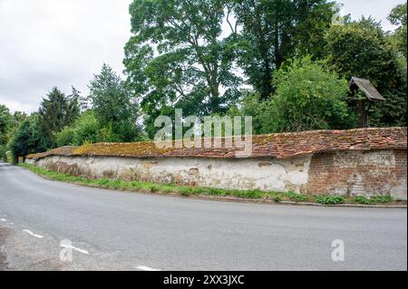 Taplow, Buckinghamshire, Royaume-Uni. 14 août 2024. Les anciens murs de l'abbaye de Burnham à Taplow, Buckinghamshire, l'un des derniers monastères médiévaux du Royaume-Uni, qui a été mis en vente. L'abbaye a été construite en 1266 et est sur le marché pour 3,5 millions de livres. L'abbaye a récemment été la maison des religieuses anglicanes, la Société du sang précieux. Crédit : Maureen McLean/Alamy Banque D'Images