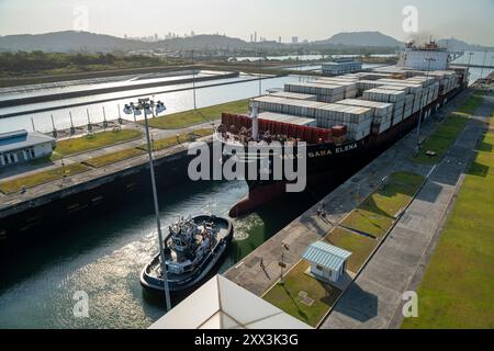 Grand porte-conteneurs passe à travers les nouvelles écluses Cocoli dans canal expansion sur le côté Pacifique du canal de Panama, Panama - photo stock Banque D'Images