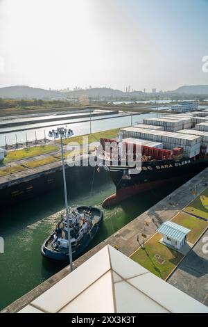 Grand porte-conteneurs passe à travers les nouvelles écluses Cocoli dans canal expansion sur le côté Pacifique du canal de Panama, Panama - photo stock Banque D'Images