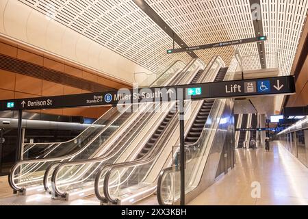 Sydney Metro est le plus grand projet de transport public d'Australie, Sydney Metro City a ouvert ses portes aux passagers le 19 août 2024. Des trains de transit sans conducteur circulent entre Chatswood au nord et Sydenham au sud à travers le centre-ville de Sydney avec des arrêts à Gadigal, Barangaroo, Crows Nest et Martin place. Plates-formes et hall de la gare Victoria Cross sur la photo. Jeudi 22 août 2024. Créditez Martin Berry @alamy Live news. Banque D'Images