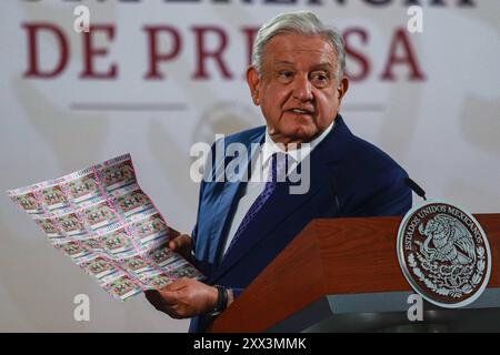 Mexicos Président Andres Manuel Lopez Obrador Briefing le Président mexicain Andres Manuel Lopez Obrador annonce le dernier tirage national de son mandat de six ans qui aura lieu le 15 septembre lors d'une conférence de briefing au Palais National. Le 21 août 2024 à Mexico, Mexique. Mexico CDMX Mexique Copyright : xCarlosxSantiagox Banque D'Images