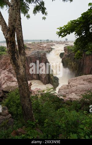 Raneh Falls, à son plus spectaculaire pendant la saison de la mousson, est une cascade naturelle sur la rivière Karnavati (Ken) dans le district de Chhatarpur, Madhya Pra Banque D'Images