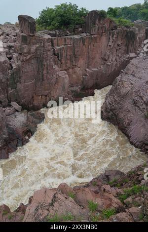 Raneh Falls, à son plus spectaculaire pendant la saison de la mousson, est une cascade naturelle sur la rivière Karnavati (Ken) dans le district de Chhatarpur, Madhya Pra Banque D'Images