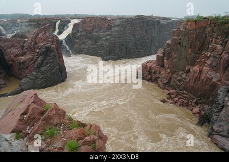 Raneh Falls, à son plus spectaculaire pendant la saison de la mousson, est une cascade naturelle sur la rivière Karnavati (Ken) dans le district de Chhatarpur, Madhya Pra Banque D'Images