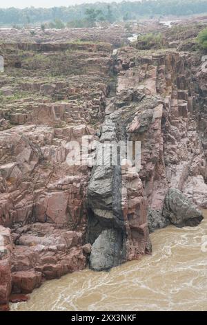 Raneh Falls, à son plus spectaculaire pendant la saison de la mousson, est une cascade naturelle sur la rivière Karnavati (Ken) dans le district de Chhatarpur, Madhya Pra Banque D'Images