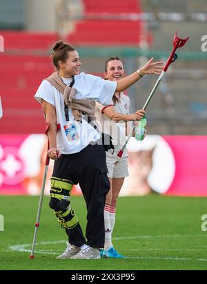 Blessé Lena Oberdorf, FCB femmes 8 Tuva Hansen, FCB femmes 6 dans le match de football féminin FC BAYERN München - JUVENTUS TURIN 0-0 le 20 août 2024 à Munich, Allemagne. Saison 2024/2025, 1.Bundesliga, FCB, Muenchen, Google Pixel, Frauen Bundesliga Journée x, x. Photographe Spieltag : Peter Schatz Banque D'Images