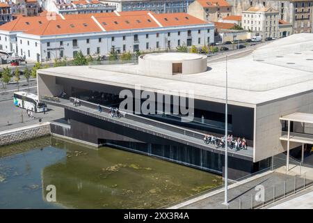 Passagers retournant à leur bateau de croisière au terminal Jardim do Tabaco Quay de Lisbonne, le 16 avril 2024 Banque D'Images