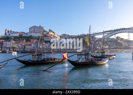 Bateaux Rabelo sur le fleuve Douro avec le pont Dom Luis l, Porto, Portugal, Europe du Sud Banque D'Images
