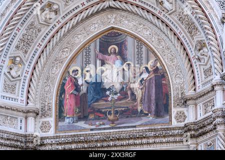 Mosaïque sur la façade de la cathédrale de Florence, Italie. Un chef-d'œuvre de l'art religieux mettant en valeur l'artisanat détaillé et l'importance historique Banque D'Images