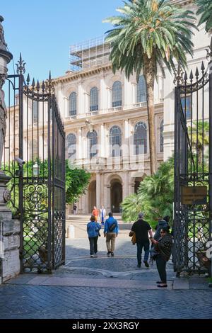 Entrée au Palacepalm Barberini à Rome, Italie. Les visiteurs marchent à travers les portes ornées dans la cour historique du palais baroque Banque D'Images