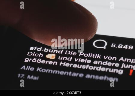 Berlin, Deutschland. 22 août 2024. Le compte Instagram de l’AFD (Alternative pour l’Allemagne) est visible sur un smartphone. Berlin, le 22 août 2024. Crédit : dpa/Alamy Live News Banque D'Images