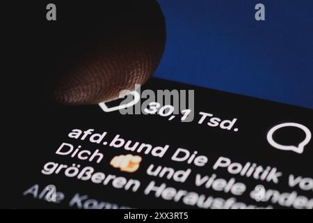 Berlin, Deutschland. 22 août 2024. Le compte Instagram de l’AFD (Alternative pour l’Allemagne) est visible sur un smartphone. Berlin, le 22 août 2024. Crédit : dpa/Alamy Live News Banque D'Images