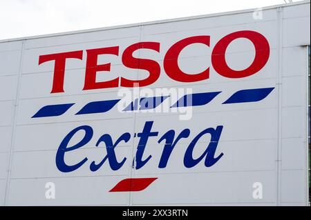 Slough, Berkshire, Royaume-Uni. 14 août 2024. Un supermarché Tesco Extra à Slough. Crédit : Maureen McLean/Alamy Banque D'Images