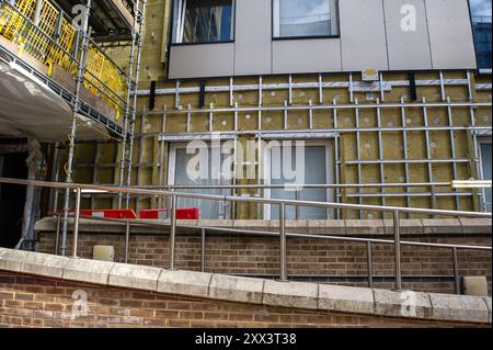 Slough, Berkshire, Royaume-Uni. 14 août 2024. Revêtement retiré de l'extérieur d'un bloc de méplats dans Slough. Crédit : Maureen McLean/Alamy Banque D'Images