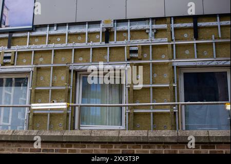 Slough, Berkshire, Royaume-Uni. 14 août 2024. Revêtement retiré de l'extérieur d'un bloc de méplats dans Slough. Crédit : Maureen McLean/Alamy Banque D'Images