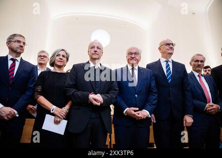 22 août 2024, Brandebourg, Potsdam : Mike Schubert (SPD, g-d), lord-maire de Potsdam, Barbara Richstein, vice-présidente du Parlement de Brandebourg, Christian Stäblein, évêque de l'Église évangélique de Berlin-Brandebourg-Silésie haute-Lusace, président fédéral Frank-Walter Steinmeier, parrain du projet de reconstruction, Dietmar Woidke (SPD), ministre de Brandebourg, et Matthias Platzeck (président de la tour de la garnison), prennent part à la tour de Potsbourg, à la garnison. La cérémonie marque la réouverture du reconstruit Banque D'Images