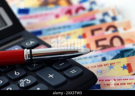 Concept photo de calculatrice, stylo et monnaie européenne EURO Banque D'Images