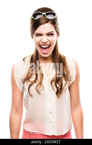 Femme, studio et crier pour la mode sur portrait en fond blanc avec un style et des vêtements edgy. Femme personne, lunettes de soleil et confiant avec le bruit pour Banque D'Images