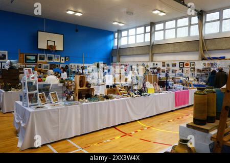 Vue intérieure de la foire artisanale annuelle à Cape Cornwall School, Cornwall, Royaume-Uni - John Gollop Banque D'Images