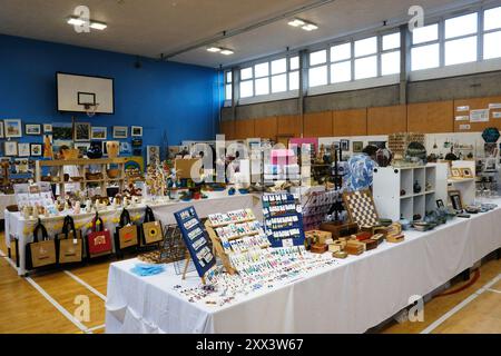 Vue intérieure de la foire artisanale annuelle à Cape Cornwall School, Cornwall, Royaume-Uni - John Gollop Banque D'Images