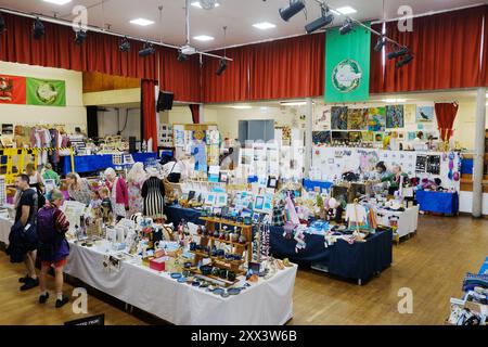 Vue intérieure de la foire artisanale annuelle à Cape Cornwall School, Cornwall, Royaume-Uni - John Gollop Banque D'Images