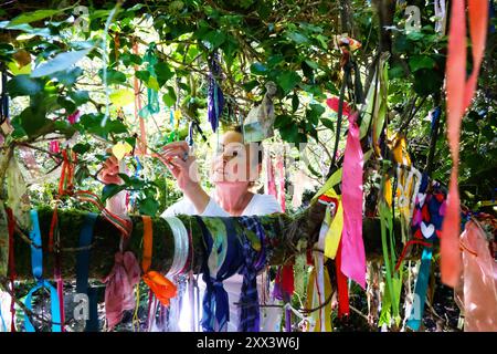 Attrayants nuages suspendus féminins ou offrandes votives sur l'arbre à souhait au puits sacré Madron - John Gollop Banque D'Images