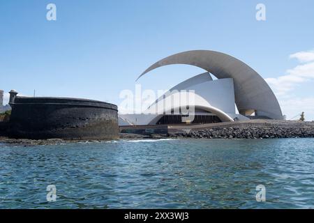 Vue grand angle du splendide Auditorio de Tenerife, par l'architecte Santiago Calatrava, à Santa Cruz à Tenerife, îles Canaries, Espagne. Banque D'Images