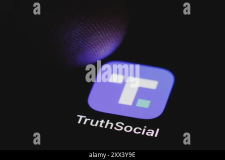 Berlin, Deutschland. 22 août 2024. L'application TruthSocial enregistre également sur l'écran d'un smartphone. Berlin, le 22 août 2024. Crédit : dpa/Alamy Live News Banque D'Images