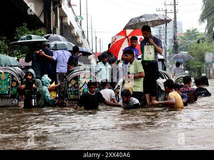 Chittagong, Muradpur, Bangladesh. 22 août 2024. Muradpur zone de ''‹'''‹ Chittagong ville a été submergé dans l'eau en raison de la pluie continue. Des précipitations de 157 mm à Chittagong ont provoqué un engorgement dans diverses zones de la ville. Certaines routes sont fermées à la circulation. En conséquence, les travailleurs ont beaucoup souffert. Le nombre de districts touchés par les inondations est de 6. Comilla, Feni, Chittagong, Khagrachari, Noakhali, les districts de Moulvibazar ont été touchés par les inondations. 43 upazilas ont été inondés. 1. Crédit : ZUMA Press, INC/Alamy Live News Banque D'Images