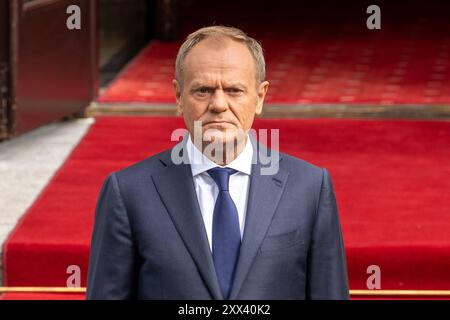 Varsovie, Pologne - 22 août 2024, le premier ministre polonais Donald Tusk attend l'arrivée du premier ministre indien Narendra Modi à la chancellerie du premier ministre sur l'avenue Ujazdowskie à Varsovie. Le 21 août 2024, à Varsovie, le premier ministre polonais Donald Tusk a officiellement accueilli le premier ministre indien Narendra Modi à la Chancellerie du premier ministre (KPRM). La cérémonie de salutation souligne un moment important dans le renforcement des liens diplomatiques entre la Pologne et l’Inde, en mettant l’accent sur une coopération accrue dans les domaines du commerce, de la technologie et de la stabilité régionale. Crédit : SOPA images Limited/Alamy Live News Banque D'Images