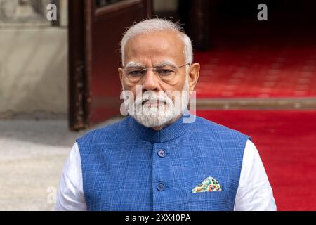 Varsovie, Pologne - 22 août 2024, le premier ministre indien Narendra Modi arrive pour des entretiens bilatéraux avec le premier ministre polonais Donald Tusk à la chancellerie polonaise de la rue Ujazdowska à Varsovie. Le 21 août 2024, à Varsovie, le premier ministre polonais Donald Tusk a officiellement accueilli le premier ministre indien Narendra Modi à la Chancellerie du premier ministre (KPRM). La cérémonie de salutation souligne un moment important dans le renforcement des liens diplomatiques entre la Pologne et l’Inde, en mettant l’accent sur une coopération accrue dans les domaines du commerce, de la technologie et de la stabilité régionale. Crédit : SOPA images Limited/Alamy Live News Banque D'Images