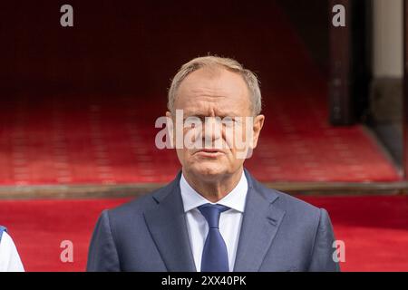 Varsovie, Pologne - 22 août 2024, le premier ministre polonais Donald Tusk attend l'arrivée du premier ministre indien Narendra Modi à la chancellerie du premier ministre sur l'avenue Ujazdowskie à Varsovie. Le 21 août 2024, à Varsovie, le premier ministre polonais Donald Tusk a officiellement accueilli le premier ministre indien Narendra Modi à la Chancellerie du premier ministre (KPRM). La cérémonie de salutation souligne un moment important dans le renforcement des liens diplomatiques entre la Pologne et l’Inde, en mettant l’accent sur une coopération accrue dans les domaines du commerce, de la technologie et de la stabilité régionale. Crédit : SOPA images Limited/Alamy Live News Banque D'Images