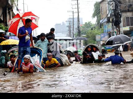 Chittagong, Muradpur, Bangladesh. 22 août 2024. La zone Muradpur de la ville de Ã¢â‚¬''¹Ã¢â‚¬''¹Chittagong a été submergée par l'eau en raison de la pluie continue. Des précipitations de 157 mm à Chittagong ont provoqué un engorgement dans diverses zones de la ville. Certaines routes sont fermées à la circulation. En conséquence, les travailleurs ont beaucoup souffert. Le nombre de districts touchés par les inondations est de 6. Comilla, Feni, Chittagong, Khagrachari, Noakhali, les districts de Moulvibazar ont été touchés par les inondations. 43 upazilas ont été inondés. 1. Crédit : ZUMA Press, INC/Alamy Live News Banque D'Images