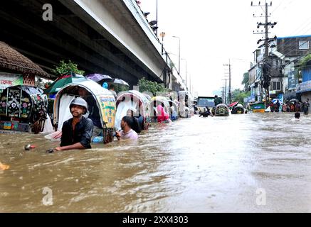 Chittagong, Muradpur, Bangladesh. 22 août 2024. La zone Muradpur de la ville de Ã¢â‚¬''¹Ã¢â‚¬''¹Chittagong a été submergée par l'eau en raison de la pluie continue. Des précipitations de 157 mm à Chittagong ont provoqué un engorgement dans diverses zones de la ville. Certaines routes sont fermées à la circulation. En conséquence, les travailleurs ont beaucoup souffert. Le nombre de districts touchés par les inondations est de 6. Comilla, Feni, Chittagong, Khagrachari, Noakhali, les districts de Moulvibazar ont été touchés par les inondations. 43 upazilas ont été inondés. 1. Crédit : ZUMA Press, INC/Alamy Live News Banque D'Images