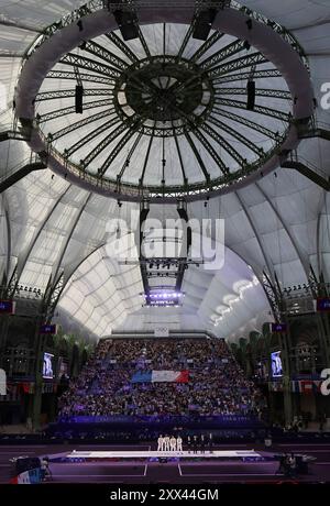 PARIS, FRANCE - 04 AOÛT : vue d'ensemble de l'équipe de France lors de la Médaille de bronze de l'équipe de papier d'escrime masculin au neuvième jour des Jeux Olympiques Paris 2024 au Grand Palais le 04 août 2024 à Paris, France. © diebilderwelt / Alamy Stock Banque D'Images