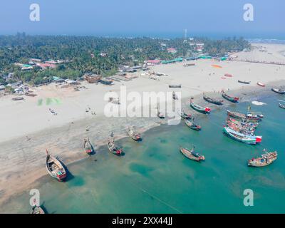 Vue aérienne de la jetée de l'île de Saint Martin avec un navire à passagers touristique et des chalutiers de pêche, Bangladesh Banque D'Images