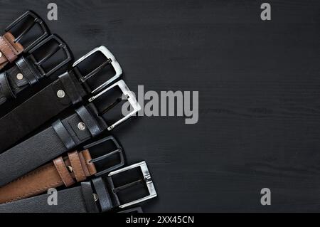 Concept de ceintures en cuir véritable et faux cuir, cuir marron et noir pour pantalon en denim, lin ou velours côtelé, ceinture élégante Banque D'Images