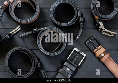 Concept de ceintures en cuir véritable et faux cuir, cuir marron et noir pour pantalon en denim, lin ou velours côtelé, ceinture élégante Banque D'Images