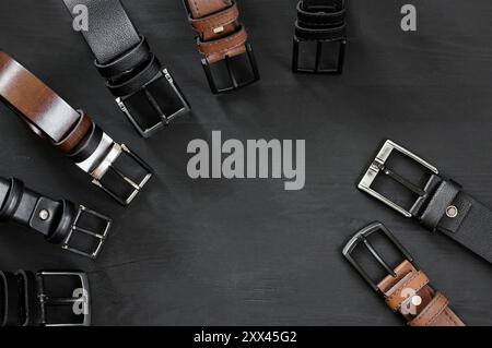 Concept de ceintures en cuir véritable et faux cuir, cuir marron et noir pour pantalon en denim, lin ou velours côtelé, ceinture élégante Banque D'Images