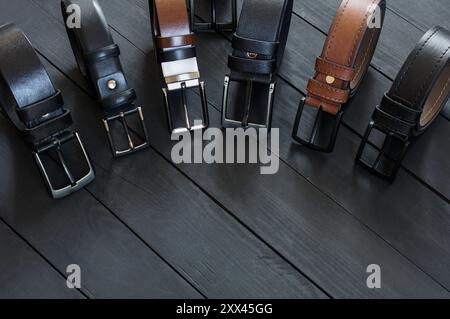 Concept de ceintures en cuir véritable et faux cuir, cuir marron et noir pour pantalon en denim, lin ou velours côtelé, ceinture élégante Banque D'Images