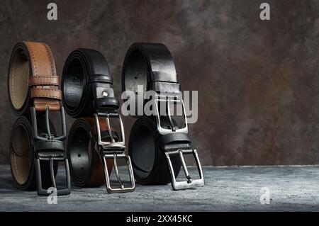Concept de ceintures en cuir véritable et faux cuir, cuir marron et noir pour pantalon en denim, lin ou velours côtelé, ceinture élégante Banque D'Images