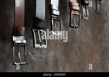 Concept de ceintures en cuir véritable et faux cuir, cuir marron et noir pour pantalon en denim, lin ou velours côtelé, ceinture élégante Banque D'Images