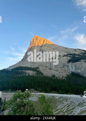 Un dernier aperçu du soleil repose sur le pic Ha Ling à Canmore, AB. Banque D'Images