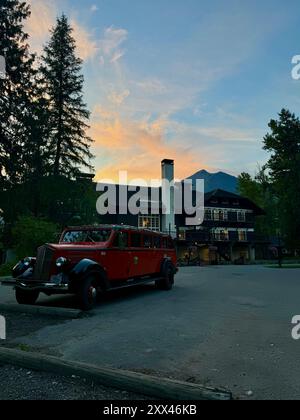 Un véhicule classique se trouve à l'extérieur du magnifique Lake McDonald Lodge près d'Apgar dans le parc national des glaciers, MT. Banque D'Images