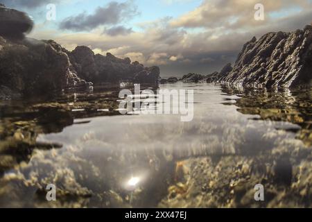Spectaculaire rockpool sur la côte de Cornouailles Banque D'Images