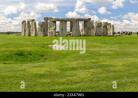 COMTÉ de WILTSHEE, GRANDE-BRETAGNE - 14 MAI 2014 : il s'agit d'un groupe de touristes non identifiés à l'ancienne Stonehenge en tournée. Banque D'Images