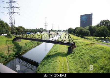 Blick auf die begradigte Emscher BEI Oberhausen, im Hintergrund der Gasometer, allgemein, long métrage, Randmotiv, Symbolfoto Oberhausen 22.08.2024. *** Vue de l'Emscher redressé près d'Oberhausen, à l'arrière-plan le gazomètre, général, caractéristique, motif marginal, photo symbolique Oberhausen 22 08 2024 Banque D'Images