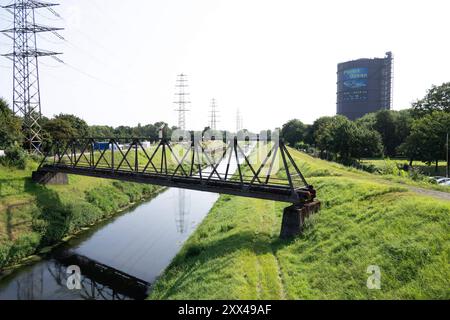 Blick auf die begradigte Emscher BEI Oberhausen, im Hintergrund der Gasometer, allgemein, long métrage, Randmotiv, Symbolfoto Oberhausen 22.08.2024. *** Vue de l'Emscher redressé près d'Oberhausen, à l'arrière-plan le gazomètre, général, caractéristique, motif marginal, photo symbolique Oberhausen 22 08 2024 Banque D'Images